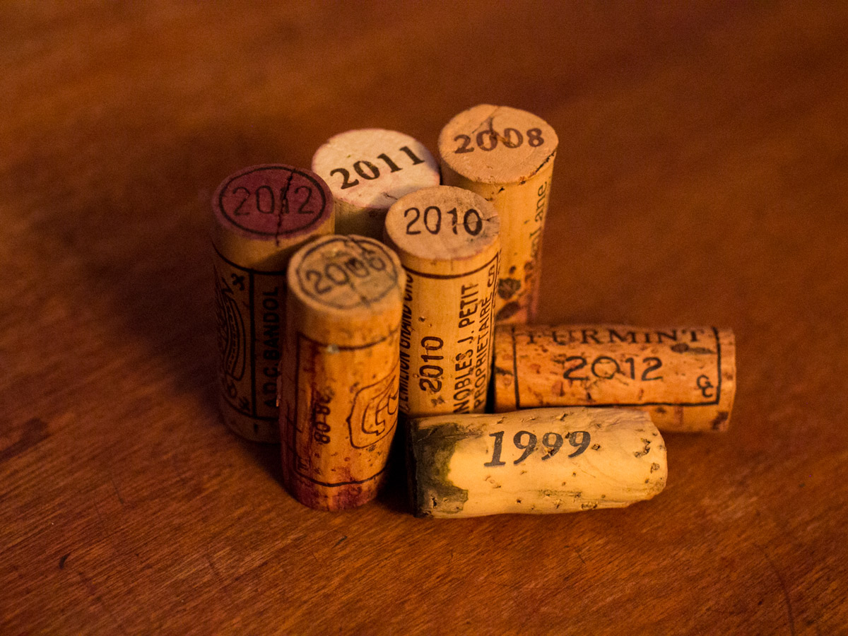 What is a wine vintage? Corks with vintage dates
